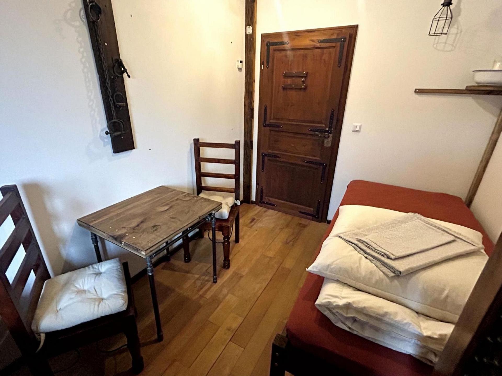 arrestzelle 3 mit Tisch u